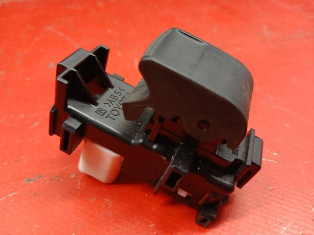 Кнопка подъемника переднего правого стекла 8481006030 TOYOTA