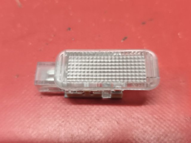 Плафон подсветки багажного отсека 8D0947415 VAG