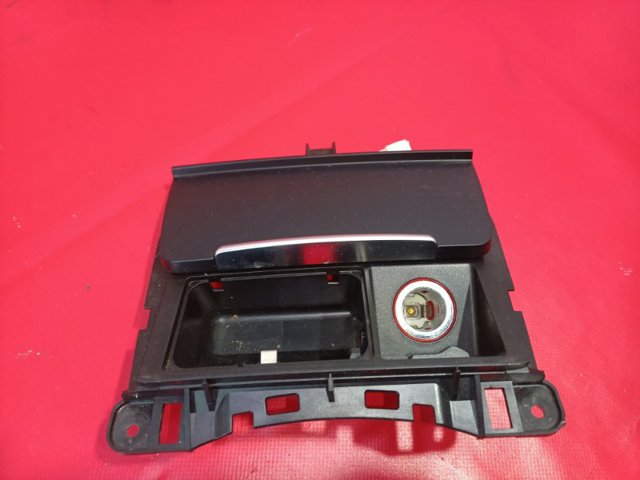 Пепельница центральной консоли 8K0857951C VAG