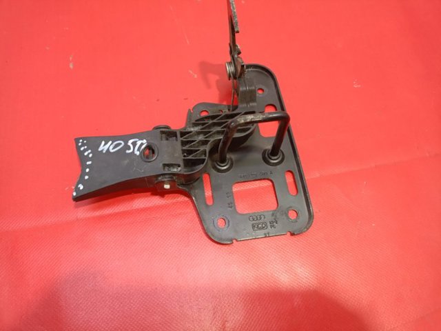 Стояк-крюк замка капота 8R0823480 VAG