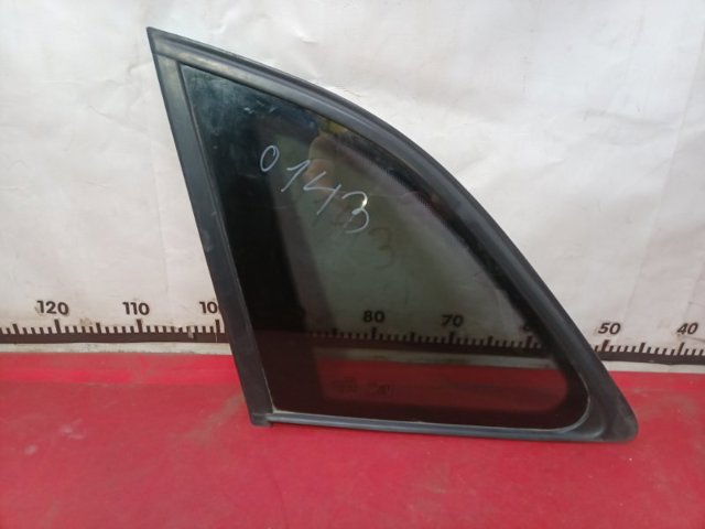 Стекло багажника, левое 8R0845299Q VAG