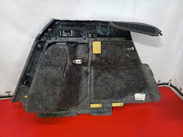 VAG 8R0863880L87A Облицовка багажного отсека правая в наличии Тернополь