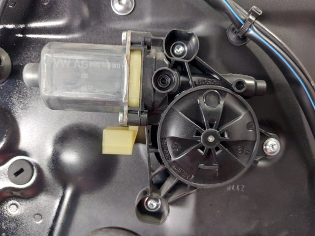 Мотор стеклоподъемника водительской двери 8W0959801 VAG