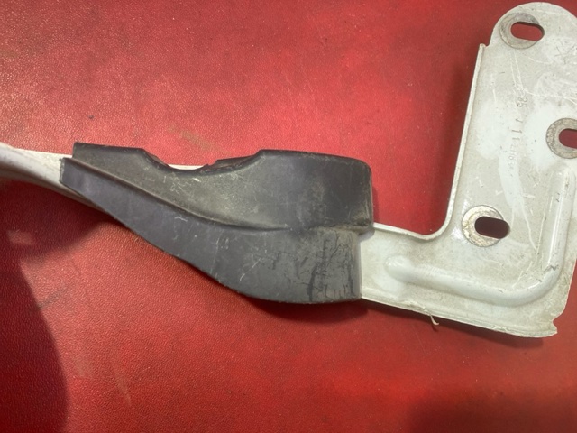 95851130102 PORSCHE Петля крышки багажника купить в Чернигов