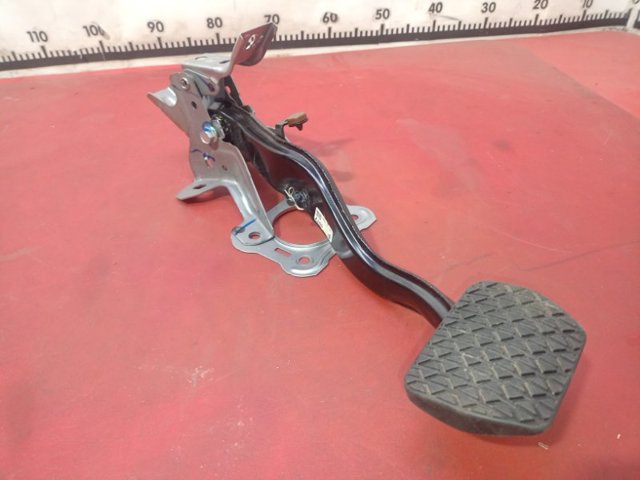 Педаль тормоза BCKA43300A MAZDA
