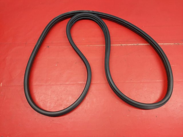Уплотнитель двери задней, (на кузове) BDMT68913A MAZDA