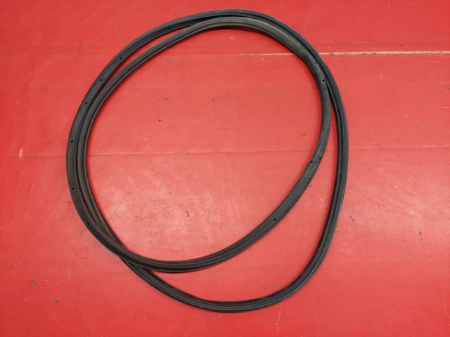 Уплотнитель двери задней, правой (на двери) BDMT72760A MAZDA