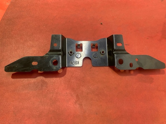 KB7W5215Y MAZDA Кронштейн замка капота купить в Павлоград