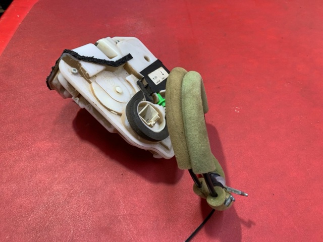 Замок передней пассажирской двери KB7W58310 MAZDA