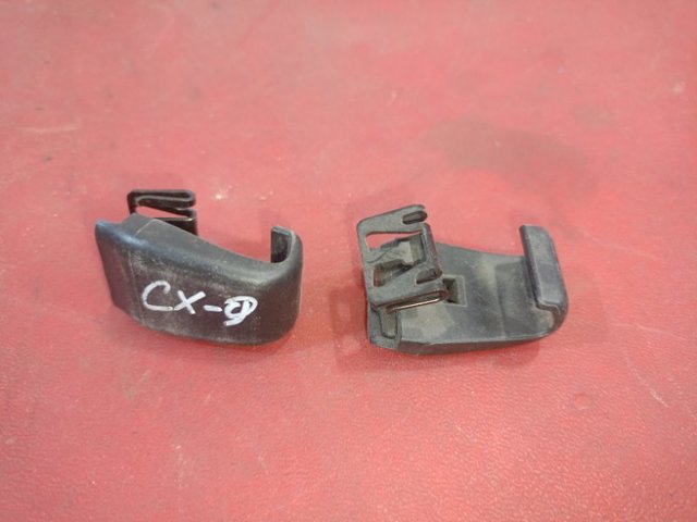 KD45-69-261B 75 Mazda Фиксатор солнцезащитного козырька
