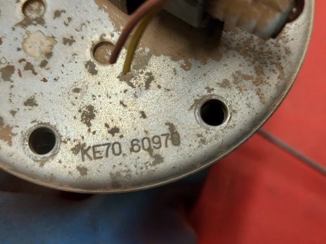 KE7060970 MAZDA Датчик уровня топлива в баке правый купить в Винница