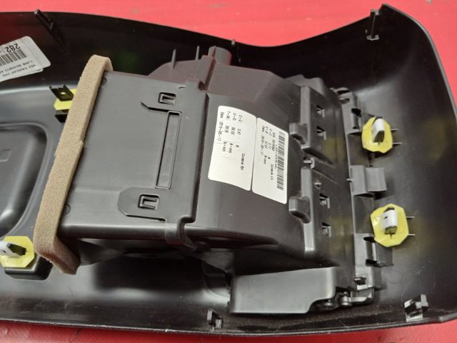 LJ6Z19893AA Решетка вентиляции салона в подлокотнике задняя купить Тернополь