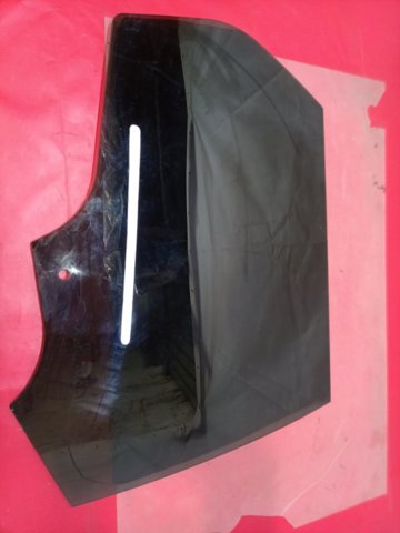 Стекло заднее правое LR058833 LAND ROVER