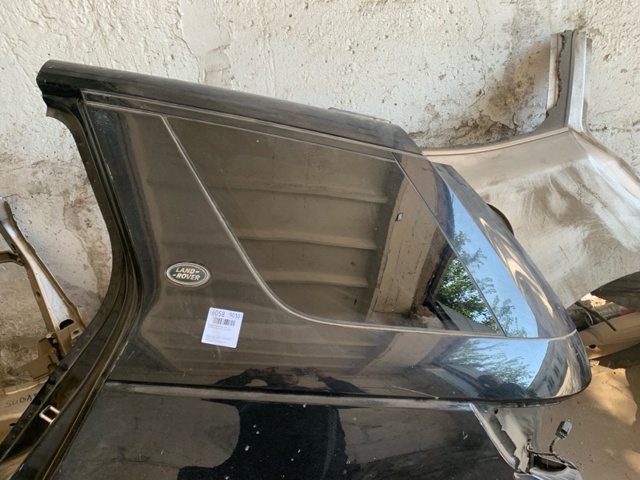 Стекло багажника, левое LR078383 LAND ROVER
