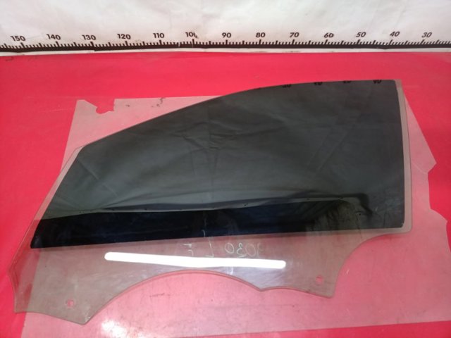 Стекло водительской двери LR080137 LAND ROVER