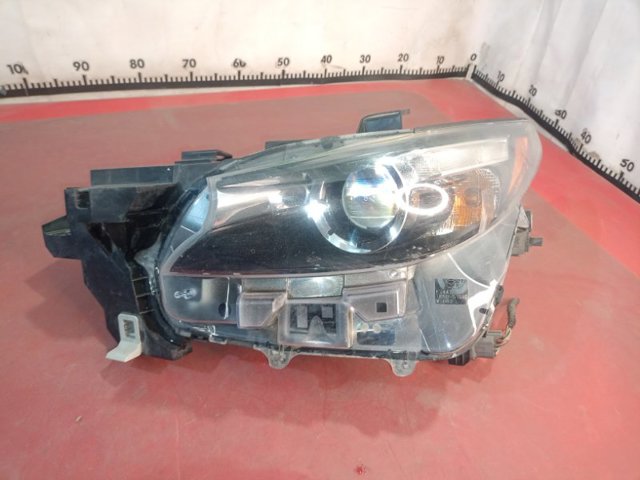 Блок фара левая TK5051040 MAZDA