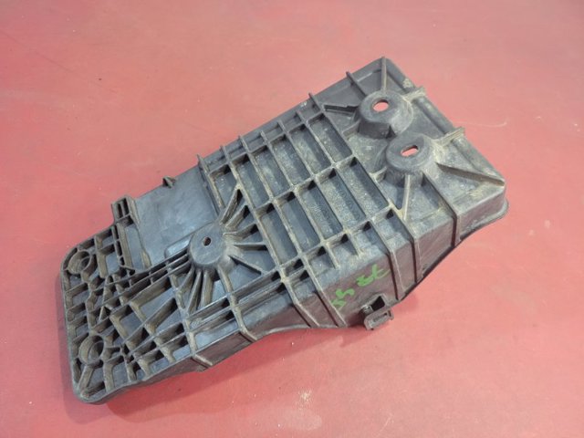 MAZDA TK7856040 Крепление (подставка) аккумулятора (АКБ) в наличии Украина
