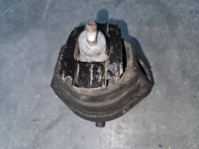 Правая опора ДВС 22116774620 BMW
