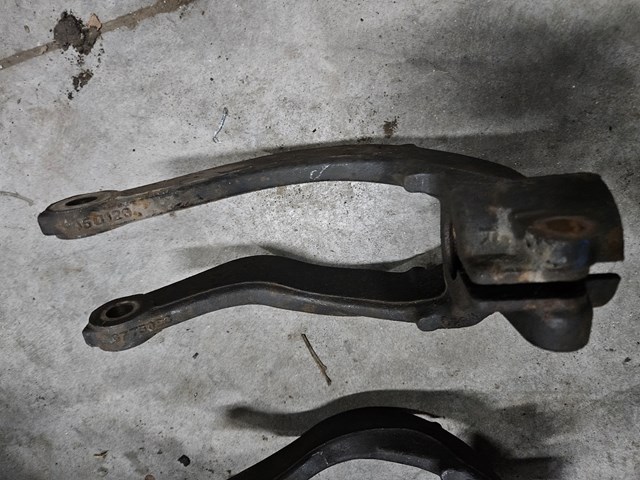 Вилка нижняя амортизатора переднего, правая 31126775086 BMW