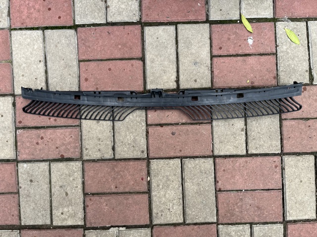 Кронштейн бампера переднего, центральный 5NA805705 VAG