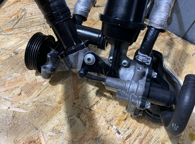 Помпа охлаждения 310505DA0A NISSAN