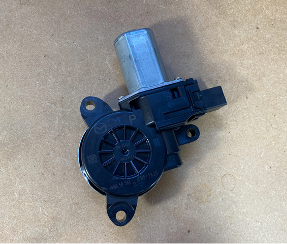 B45C5858X Mazda Мотор стеклоподъемника двери передней правой