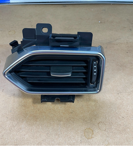 Решетка воздуховода правая K12364730C02 MAZDA