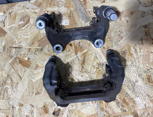 Скоба тормозного суппорта заднего KAY02628X MAZDA