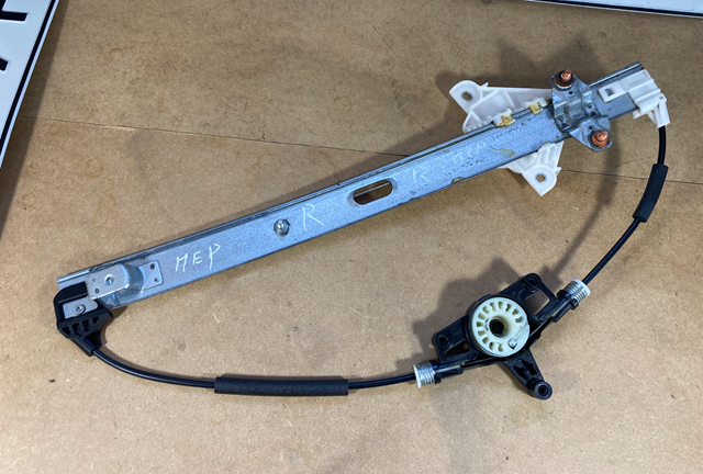 Стеклоподъемник передней правой двери KB7W58590 MAZDA