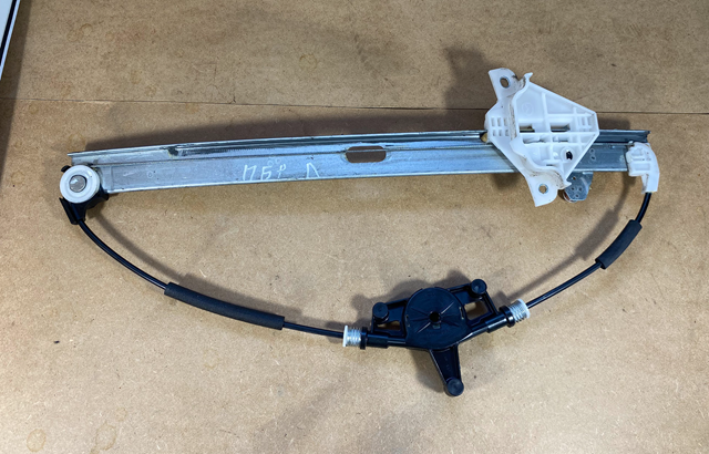 Подъемник механический ветрового стекла KB7W59590 MAZDA