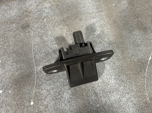 Кнопка привода замка крышки багажника (двери 3/5-й (ляды) KB7W624B0 MAZDA