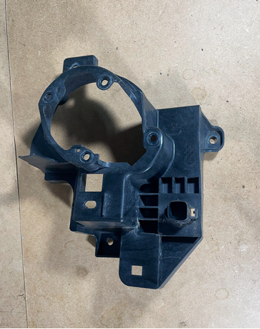 Кронштейн крепления противотуманной фары, правой KB8B51684 MAZDA
