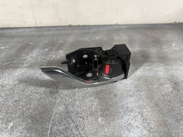 Ручка правой двери наружная KD5358330E MAZDA