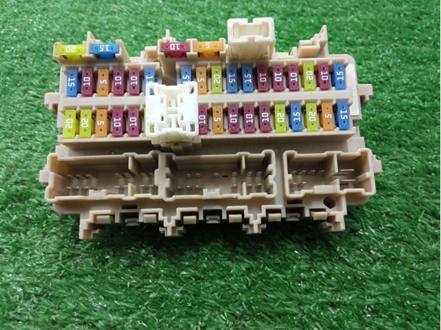 Блок реле и предохранителей 243504CL0B NISSAN