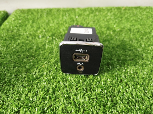 USB-разветвитель 5XG28DX9AD CHRYSLER