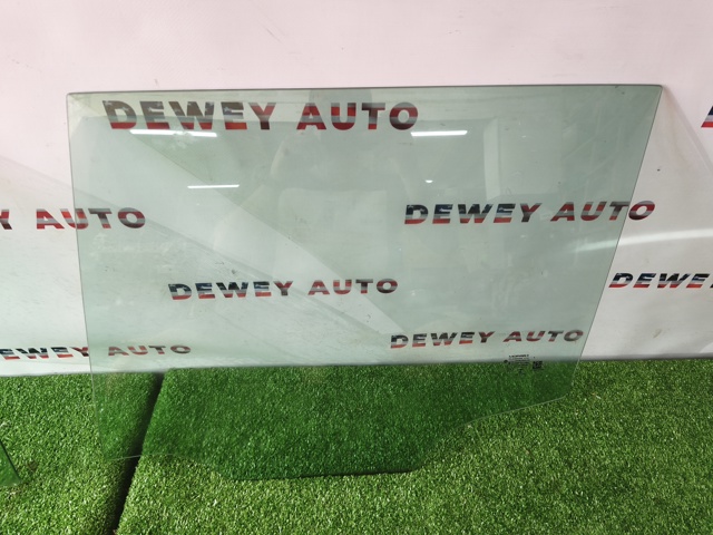 Стекло задней двери, левой 68256359AA CHRYSLER