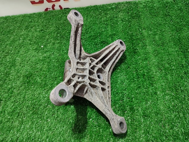 Крепление подушки коробки передач 8W0399118C VAG