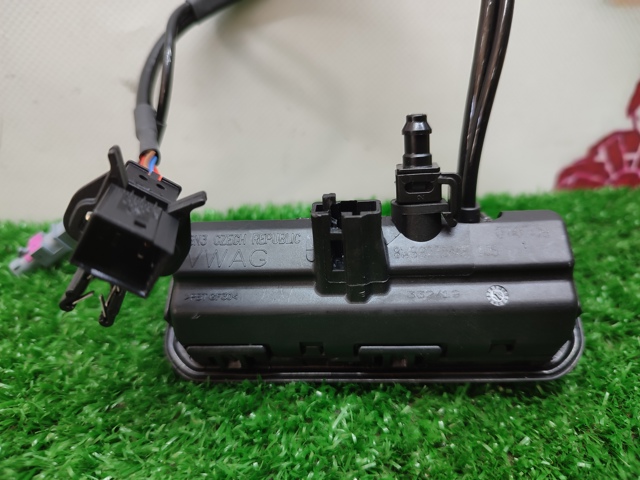 8W8827566E Кнопка привода замка багажника купить Хмельницкий