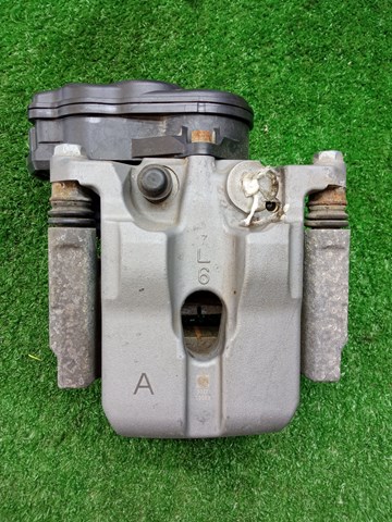 Задний левый суппорт D40106RA0A NISSAN