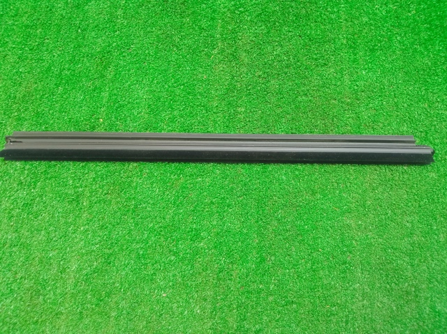 Уплотнитель стекла двери задней правой внутренний (планка) GHK172821D MAZDA