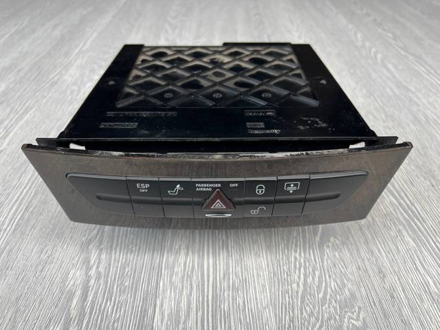 Кнопка аварийного сигнала 2116800552 MERCEDES