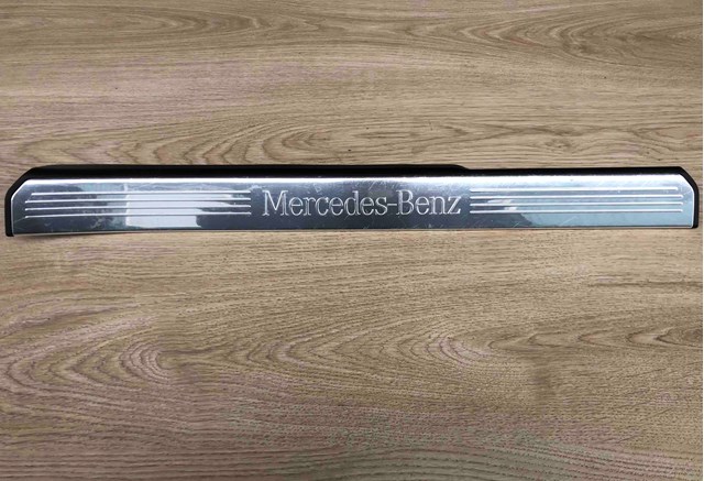 MERCEDES 2216800235 Накладка дверного порога внутренняя передняя правая в наличии Кривой Рог