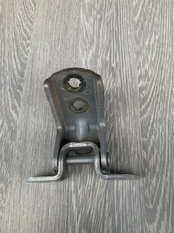 Петля водительской двери 824202J000 NISSAN