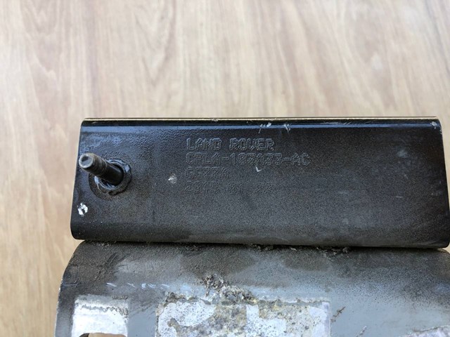 LAND ROVER LR033057 Кронштейн передней панели левый в наличии Одесса