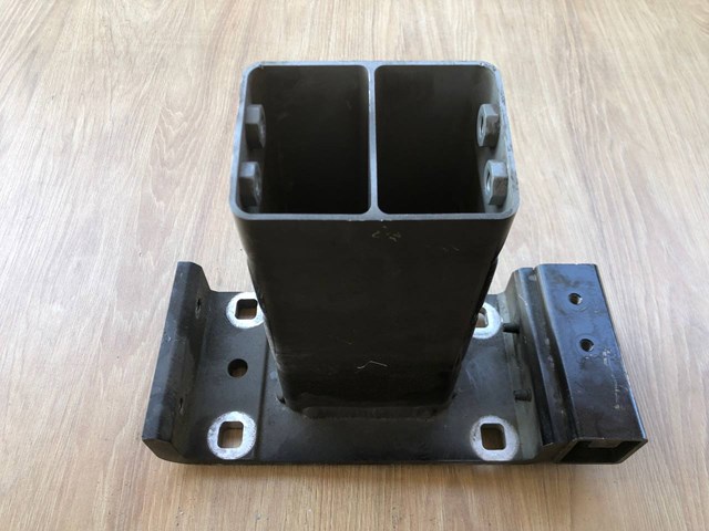 LR033057 LAND ROVER Кронштейн передней панели левый купить в Хмельницкий