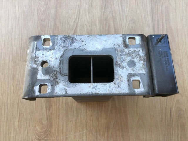 LAND ROVER LR033057 Кронштейн передней панели левый в наличии Львов