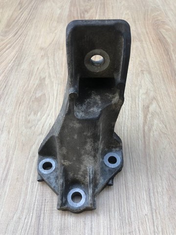 LR033184 LAND ROVER Кронштейн подушки (опоры) двигателя левой купить в Харьков