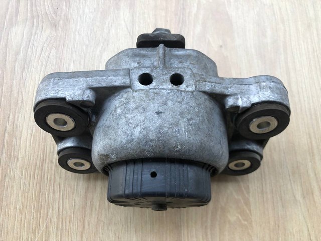 LR048781 LAND ROVER Подушка (опора) двигателя левая/правая купить в Львов