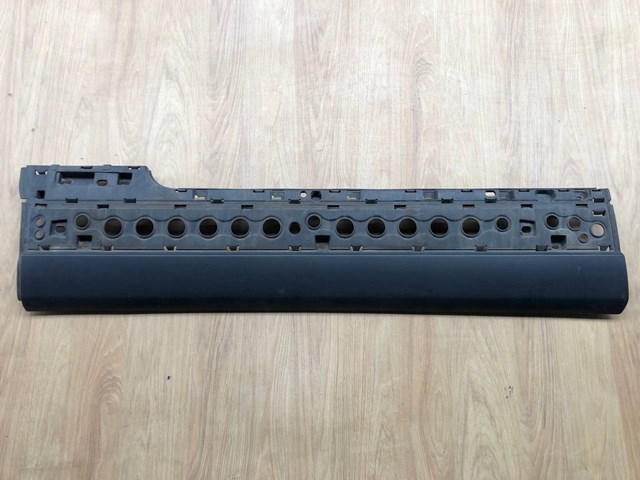 Молдинг двери передней левой нижний LR048805 LAND ROVER