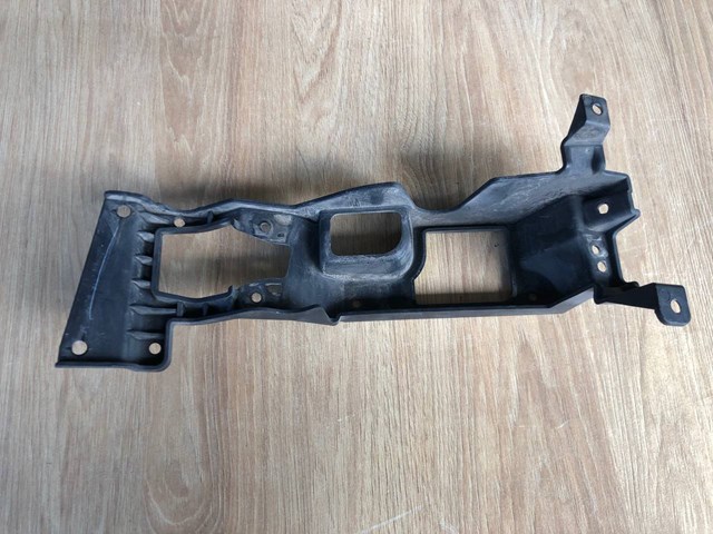 LR050518 LAND ROVER Кронштейн крепления противотуманной фары левой купить в Полтава